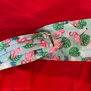 Pretty flamingos w/ leaves mask. 100% cotton.